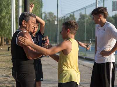 Con Pinuccio raggiungiamo ora gli altri ragazzi che si stanno allenando nei giardini dell�Angiulli